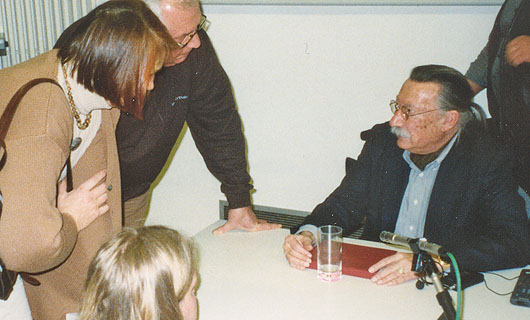 Wo immer Joseph Weizenbaum auftrat war ihm große Aufmerksamkeit sicher. Hier nach einer Gastvorlesung an der Universität Oldenburg im Februar 1998.