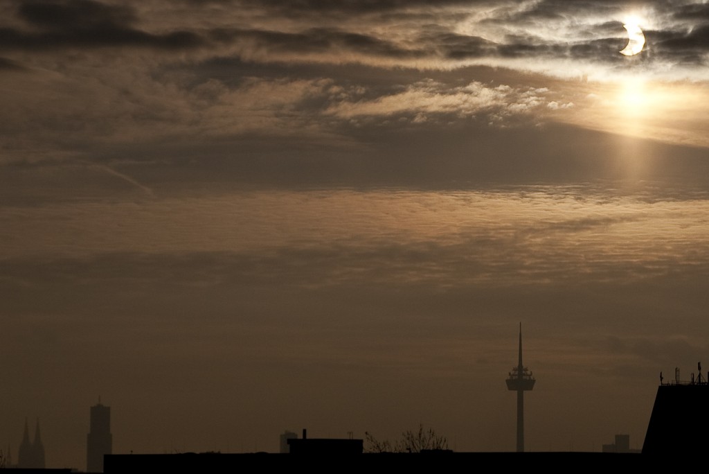 Eine Wolkenlücke macht's möglich: Partielle Sonnenfinsternis über Köln. Aufgenommen um 9.56 Uhr mit einem 70mm Objektiv bei 1/8000 Sekunde und Blende f/8.