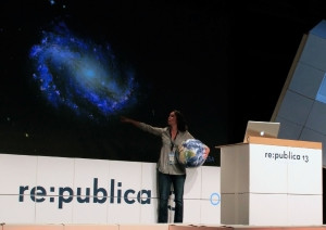 Die Menschen für Astronomie begeistern: Dr. Carolina-Ödman Govender bei ihrem Vortrag "Crowdsourced Astronomy"