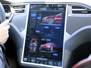 Die "Schaltzentrale" des Tesla ist der große Touchscreen in der Mittelkonsole. Es wirkt, als hätte man um ein Tablet ein Auto gebaut.