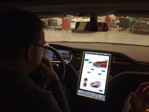 Scotty, wo ist hier der Knopf für den Warpantrieb? Der Tesla wird über den Touchscreen bedient. Einstellung für Fahrwerkshöhe und Lenkung inklusive.