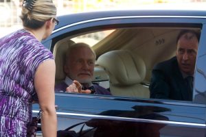 Buzz Aldrin wird im Maybach vorgefahren. Seine Managerin Christina Korp holt ihn ab.