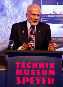 Buzz Aldrin appellierte eindringlich: Die junge Generation muss weiter die Kernthemen wie Naturwissenschaften, Technologie, Ingenieurswissenschaft, Kunst und Mathe studieren.