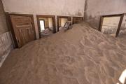 Sand erfüllt die Räume