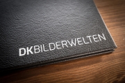 Einbände in Leder-, Holz- und Metallic-Optik