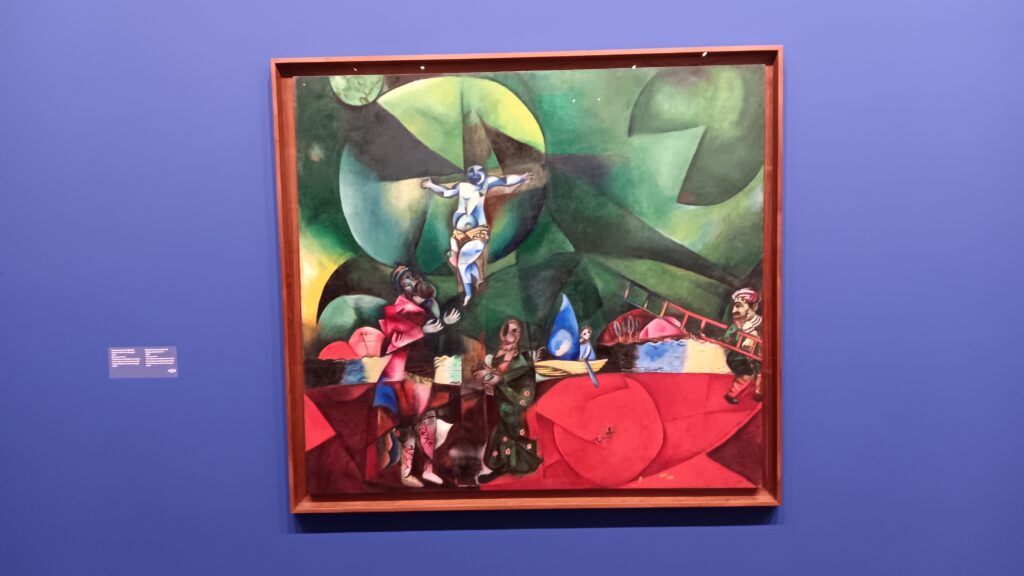 In „Golgatha“ verarbeitet Chagall religiöse Themen und persönliche Erfahrungen. Das Gemälde zeigt die Kreuzigungsszene, jedoch nicht in traditioneller Darstellung. Stattdessen kombiniert Chagall christliche und jüdische Symbole, um universelle Themen wie Leid und Erlösung zu thematisieren. Foto: Autor