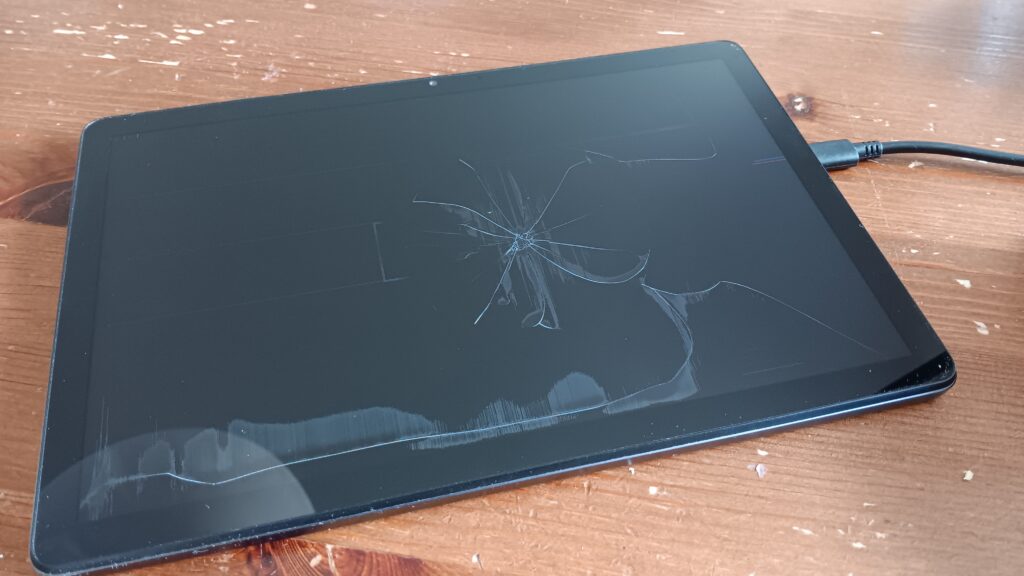 Defektes Lenovo Tab M10 mit gebrochenem Display