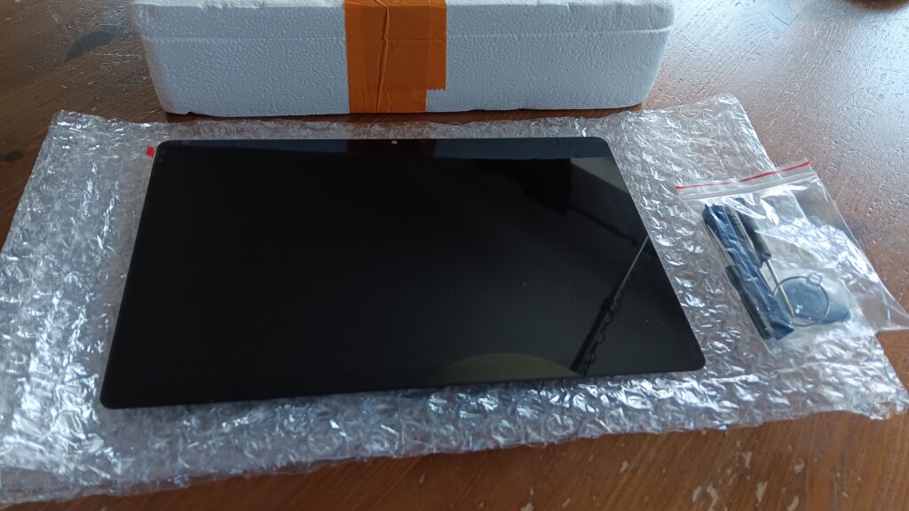 Das Ersatzdisplay aus China kam inklusive Werkzeug zum tauschen