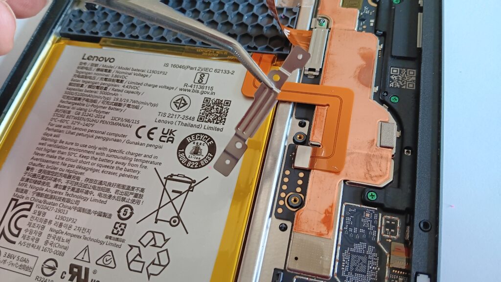 Der Akku wird vom Tablet getrennt