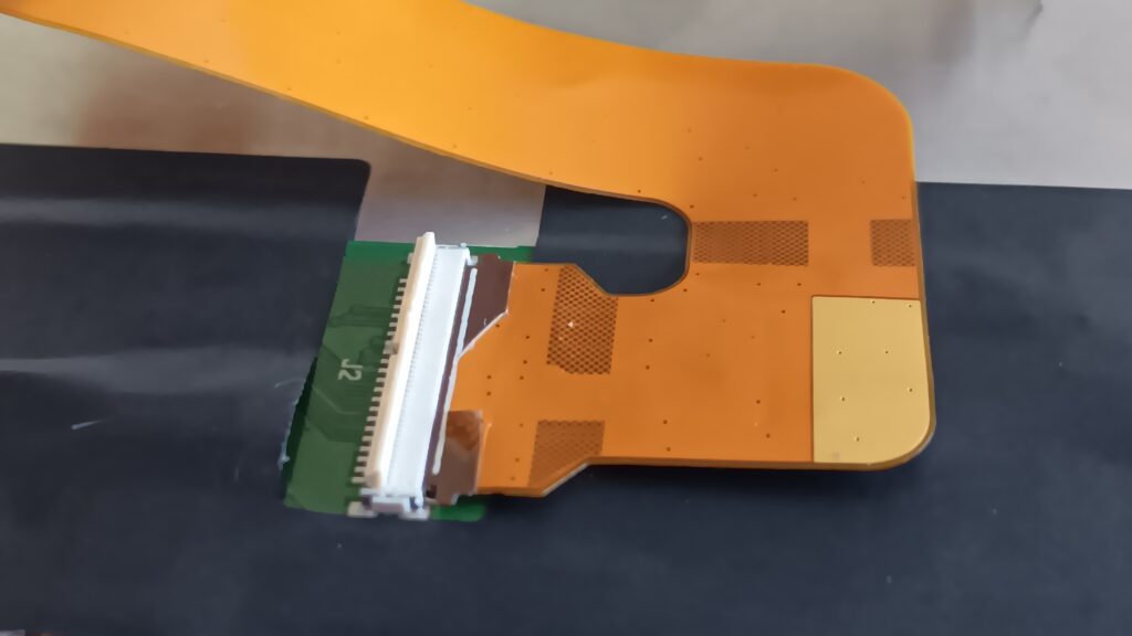 Auch das Flachbandkabel wird vorsichtig gelöst, damit ist das alte Display Geschichte.