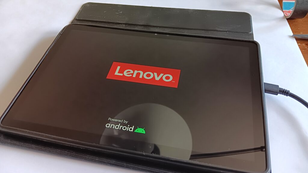Nachdem das Display eingeklebt wurde, der finale Test. Voilá, das Lenovo Tab M10 ist wieder einsatzbereit.